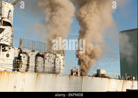 Ex Navy Schiff in Brand im Dock mit große Mengen an Rauch aus halten Stockfoto