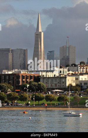 Blick über die Bucht auf die Skyline von San Francisco, CA Stockfoto