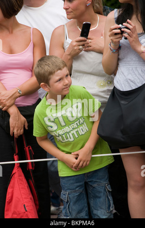 Paris, Frankreich, Freizeitparks, Publikumsbesucher in Disneyland Paris, Publikum mit Blick auf Main Street USA Parade, Parade [WP] [Kaukasisch] [Kind] Stockfoto