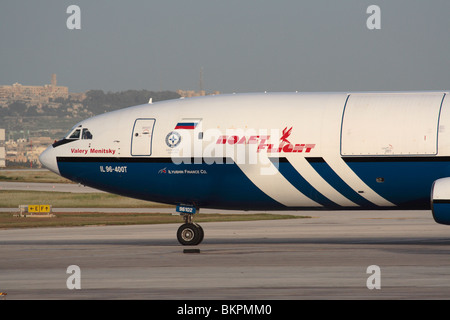 Nahaufnahme von einem Frachtflugzeug Polet Airlines Iljuschin Il-96-400 t Stockfoto