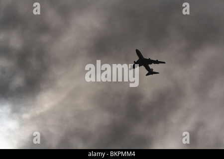 Boeing 747, die in der Cloud. Kann als Konzept Foto für blinde Navigation verwendet werden, fliegen auf Autopilot, oder Flug in stürmischen Wetter. Stockfoto