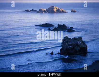 Am frühen Morgen, in der Nähe von Seastacks und Felsen an der pazifischen Küste Cape Blanco, Oregon, USA Stockfoto