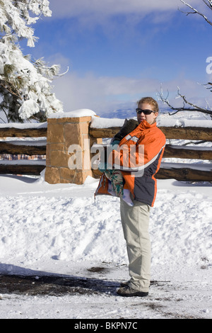 Frau mit Baby Carrier im Bryce Canyon National Park, nach frischem Schneefall. Stockfoto