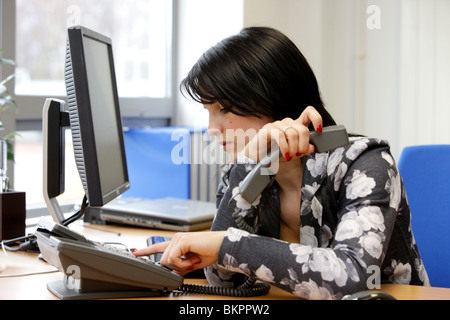 Junge Frau mit Telefon. Model Released Stockfoto