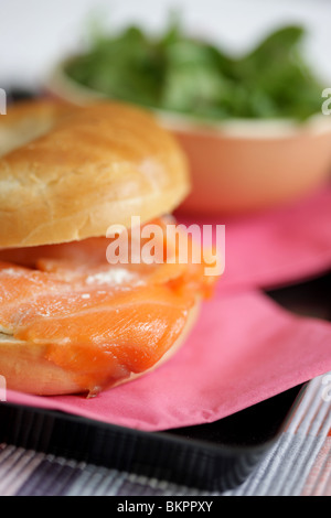 Räucherlachs und Cream Cheese Bagel Stockfoto