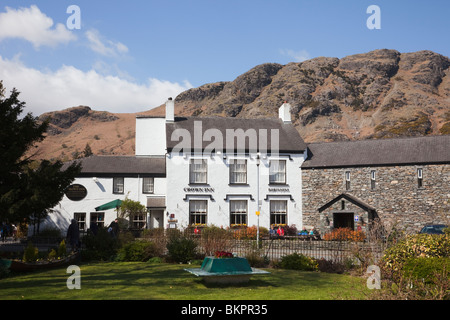 Coniston, Cumbria, England, UK, Europa. Der Crown Inn Lakeland Dorfkneipe in den Lake District National Park Stockfoto