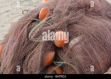 Das Fischernetz rollte sich in einem Paket zusammen, das am Strand in Kozhikode, Kerala, Indien, liegt Stockfoto