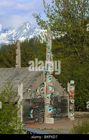 Tlingit Stammes-Haus am Fort Seward Chilkoot-Palette im Hintergrund, Haines, Alaska Stockfoto