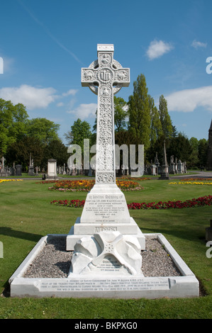 Grabstein von Sir John W. Alcock Pilot der den ersten non-Stop-Transatlantik-Flug June1919. Südfriedhof, Manchester, England Stockfoto