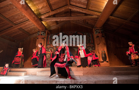 Tlingit native Tänzer bei der Saxman Clan Dorfhaus, Ketchikan, Alaska Stockfoto