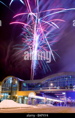 Menschen versammelten sich @ Egan Center für Pelz Rondevous Feuerwerk Anchorage AK SC Winter Stockfoto