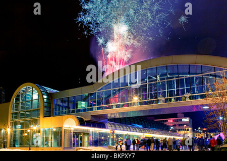 Menschen versammelten sich @ Egan Center für Pelz Rondevous Feuerwerk Anchorage AK SC Winter Stockfoto