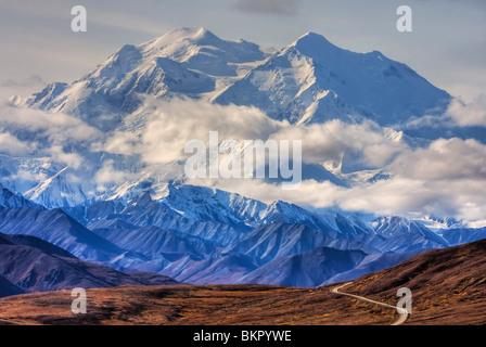 Malerische Aussicht auf Mt. McKinley mit bunten Herbst Tundra und die Parkstraße in den Vordergrund, Denali-Nationalpark, Alaska Stockfoto