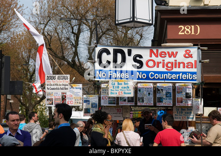 Menschen am CD-Stand, Portobello Road Market Notting Hill West London England UK Stockfoto