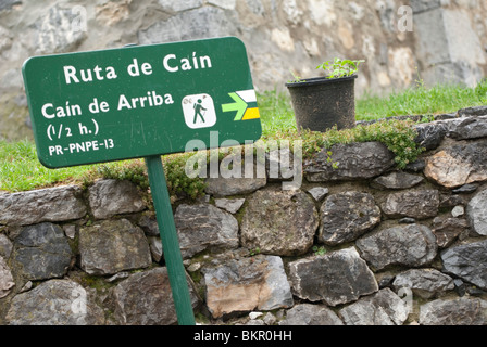 Melden Sie sich im Dorf von Cain zu Beginn der Wanderung kümmert sich Schlucht.  Picos de Europa, Nord-Spanien Stockfoto