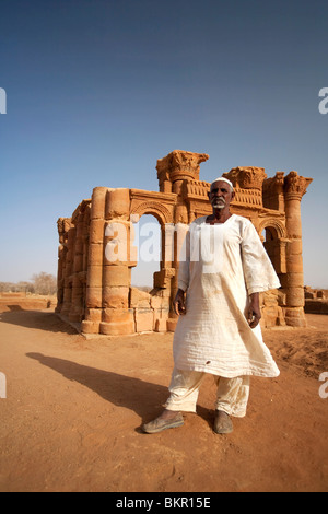Sudan, Nagaa. Der einsame Guide auf die entfernten Ruinen von Nagaa steht vor der Ruine. Stockfoto