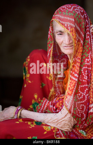 Rajasthani Greisin in hellen roten Kopftuch in die Kamera schauen. Stockfoto