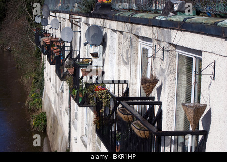 Balkone auf einer Häuserzeile am Ufer des Water of Leith, Edinburgh, Schottland. Stockfoto