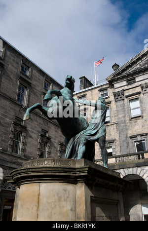 Die Statue von Alexander dem großen Zähmung sein Pferd Bucephalus Außenmaße City Chambers im Zentrum von Edinburgh, Schottland. Stockfoto