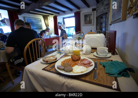 englisches Frühstück im Speisesaal ein Bed And Breakfast in Castleton Peak Bezirk Derbyshire UK England angelegt Stockfoto