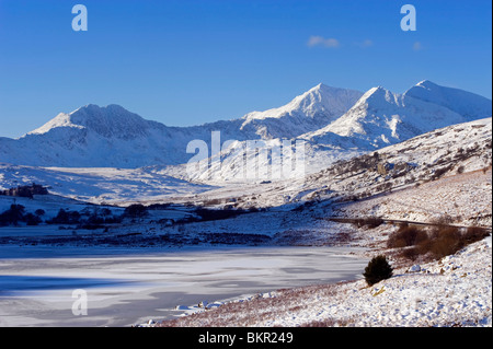 Wales, Gwynedd, Snowdonia. Blick über den zugefrorenen Llyn Mymbyr in Richtung der Snowdon Horseshoe Stockfoto