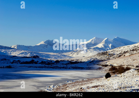 Wales, Gwynedd, Snowdonia. Blick über den zugefrorenen Llyn Mymbyr in Richtung der Snowdon Horseshoe Stockfoto