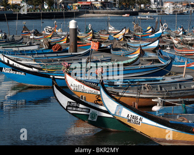 Angelboote/Fischerboote in der Nähe von Muranzel, in der Nähe von Aveiro an der Westküste Portugals. März 2010 Stockfoto