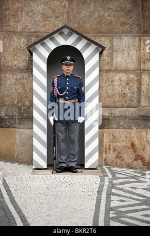 Tschechien, Prag. Diensthabenden außerhalb der wichtigsten Tore der Prager Burg. Stockfoto