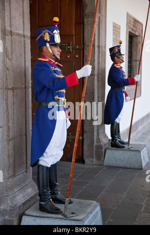 Ecuador, Zeremoniell schützt, Politécnica, am Eingang zum Palacio de Gobierno in der Altstadt Quito. Stockfoto