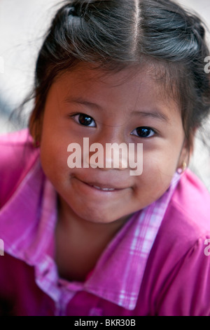 Ecuador, ein hübsches junges Mädchen in Otavalo Markt. Stockfoto