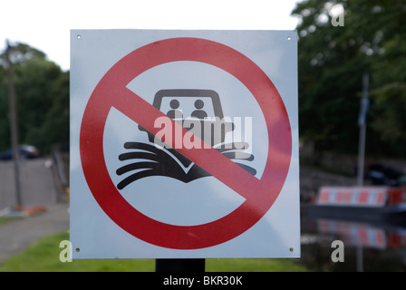 Schild Warnung vor hohen Geschwindigkeiten im Linlithgow Canal Centre, auf dem Edinburgh & Glasgow-Union-Kanal Stockfoto