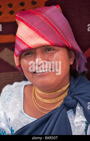 Ecuador, eine indigene ecuadorianischen Frau in traditioneller Kleidung in Otavalo Markt. Stockfoto