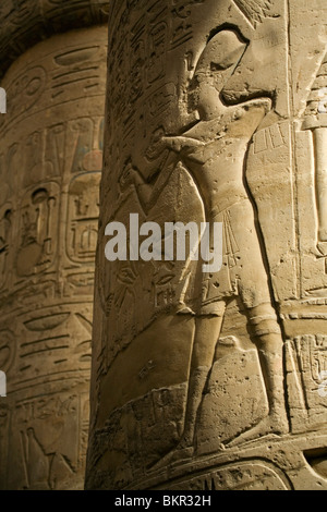 Ägypten, Karnak. Hieroglyphen schmücken die Seiten der die massiven Säulen in die große Säulenhalle in Karnak. Stockfoto