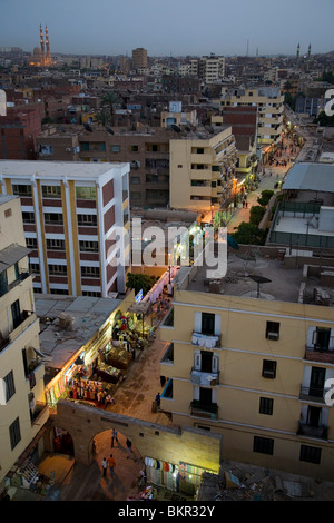 Ägypten, Aswan. Die wichtigsten Souk Straße in Assuan leuchtet auf und erwacht zum Leben, als die Dämmerung hereinbricht. Stockfoto