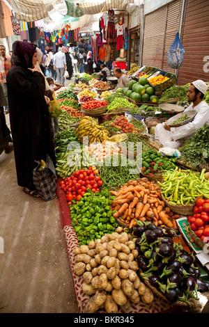 Ägypten, Luxor. Eine Frau kauft frisches Obst und Gemüse auf einem Souk in Luxor. Stockfoto