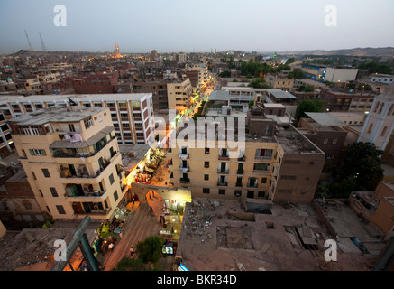 Ägypten, Aswan. Die wichtigsten Souk Straße in Assuan leuchtet auf und erwacht zum Leben, als die Dämmerung hereinbricht. Stockfoto