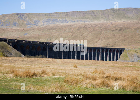 Ein Eisenbahn-Zug überquert die Ribblehead-Viadukt, Yorkshire Dales, England. Stockfoto