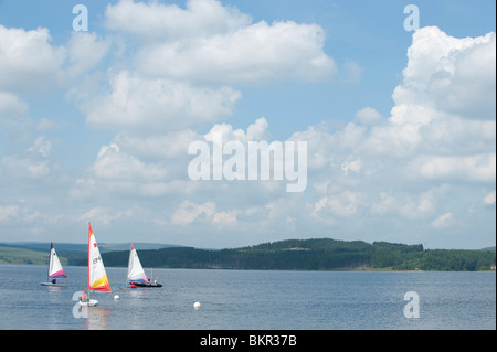 Jolle Segeln auf Kielder Wasser, Northumberland, England. Stockfoto