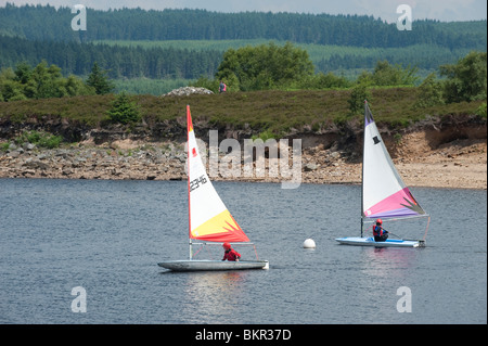 Jolle Segeln auf Kielder Wasser, Northumberland, England. Stockfoto