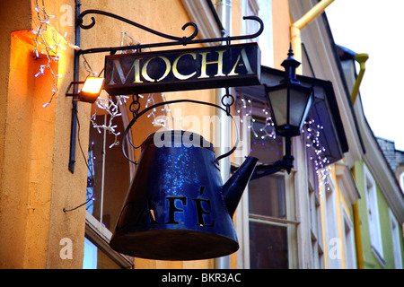 Estland, Tallinn; Eine Kaffeekanne hing ein Schild Werbung ein Café in der Altstadt Tallins Stockfoto