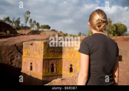 Äthiopien, Lalibela, Bet Giyorgis. Ein Tourist starrt in Fels gehauene Kirche von Bet Giyorgis. (MR) Stockfoto