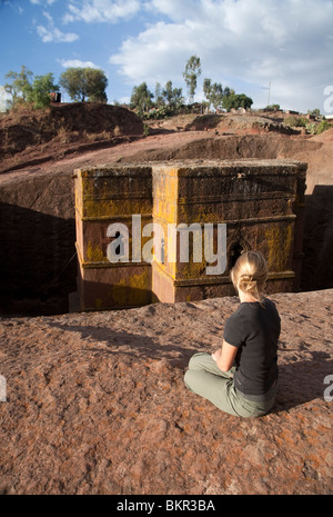 Äthiopien, Lalibela, Bet Giyorgis. Ein Tourist starrt in Fels gehauene Kirche von Bet Giyorgis. (MR) Stockfoto