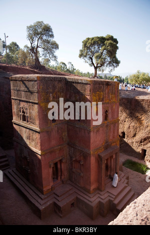 Äthiopien, Lalibela. Ein Priester ergibt sich aus der alten Felsen gehauene Kirche von Bet Giyorgis. Stockfoto