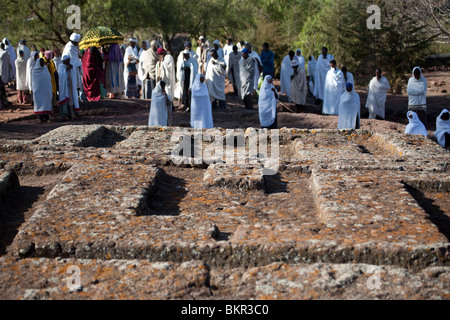 Äthiopien, Lalibela. Kundenansturm zum Gottesdienst am Sonntag um Bet Giyorgis. Stockfoto