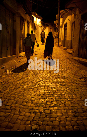 Äthiopien, Harar. Harari Frauen werfen lange Schatten unter Strassenlaternen. Stockfoto