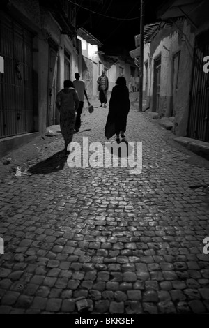 Äthiopien, Harar. Harari Frauen werfen lange Schatten unter Strassenlaternen. Stockfoto