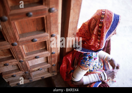 Indianerin am Eingang des Hauses, Ludya, Rann Of Kutch, Zustand von Gujarat, Indien Stockfoto