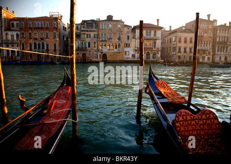 Italien, Veneto, Venedig; Zwei Gondeln auf dem Canale Grande vor verschiedenen Paläste gefesselt. Stockfoto