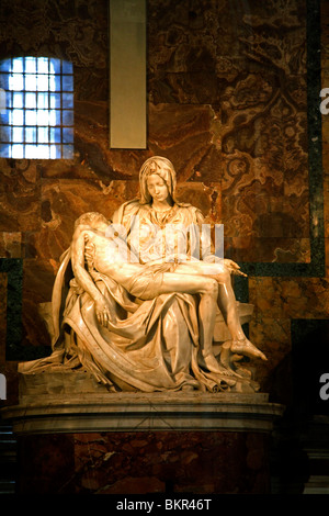 Italien, Rom; Eines Michelangelo ist am berühmten Meisterwerke, La Pieta ", innerhalb der Basislica di San Pietro Stockfoto