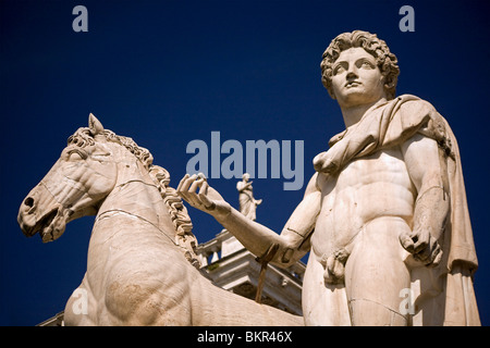 Italien, Rom; Einer der die Marmorstatuen auf der Treppe zum der Campidoglio Stockfoto